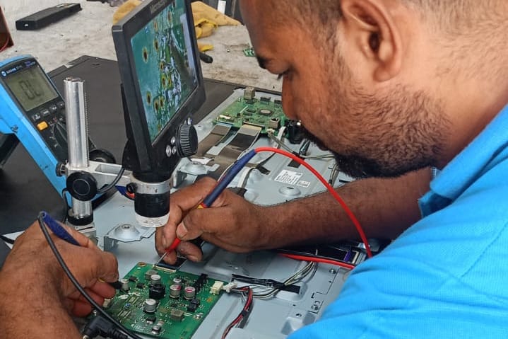 TV technician providing home service in Pimpri-Chinchwad for repair